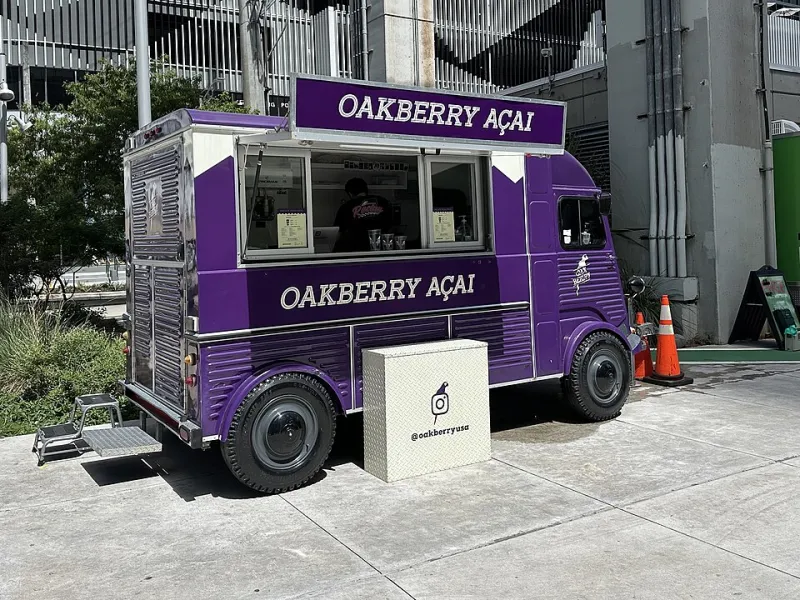 Rodas que movem o bairro: a lição da van do açaí que virou ponto de encontro